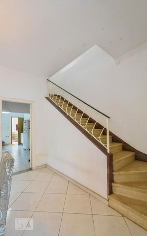 Casa à venda com 200m², 4 quartos e 1 vagaEscada