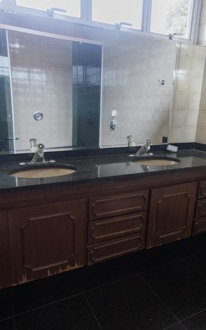 Casa à venda com 750m², 4 quartos e 10 vagas Casa à venda com 750m², 4 quartos e 10 vagasBanheiro da Suíte 1