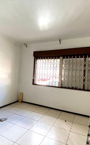 Casa à venda com 422m², 5 quartos e 3 vagas Casa à venda com 422m², 5 quartos e 3 vagasQuarto 1