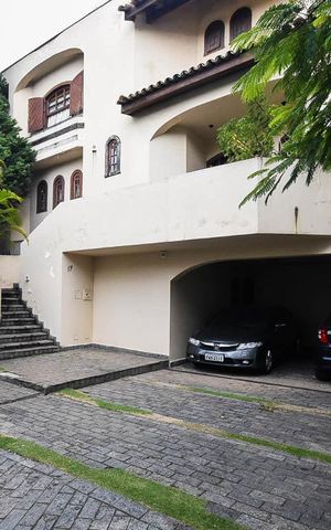 Casa de condomínio à venda com 300m², 3 quartos e 4 vagas Casa de condomínio à venda com 300m², 3 quartos e 4 vagasGaragem
