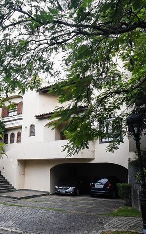 Casa de condomínio à venda com 300m², 3 quartos e 4 vagas Casa de condomínio à venda com 300m², 3 quartos e 4 vagasFachada