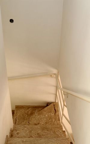 Casa de condomínio à venda com 128m², 3 quartos e 2 vagasEscada
