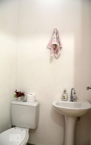 Casa de condomínio à venda com 128m², 3 quartos e 2 vagasLavabo