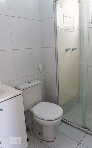 Apartamento para alugar com 70m², 2 quartos e 1 vaga Apartamento para alugar com 70m², 2 quartos e 1 vagaBanheiro da Suíte