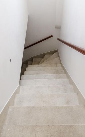 Casa à venda com 300m², 3 quartos e 2 vagasEscadas