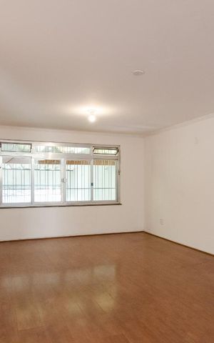 Casa à venda com 300m², 3 quartos e 2 vagasSala