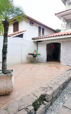 Casa à venda com 500m², 5 quartos e 4 vagas Casa à venda com 500m², 5 quartos e 4 vagasFachada