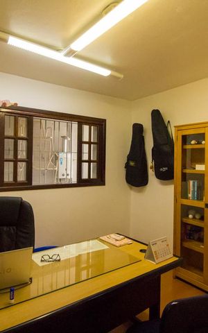 Casa à venda com 300m², 5 quartos e 3 vagas Casa à venda com 300m², 5 quartos e 3 vagasQuarto 4