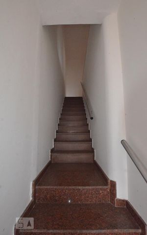 Casa para alugar com 90m², 2 quartos e 1 vagaEscada