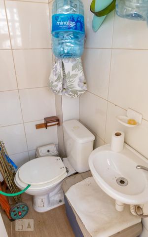 Apartamento à venda com 83m², 2 quartos e 1 vaga Apartamento à venda com 83m², 2 quartos e 1 vagaBanheiro de Serviço