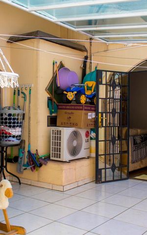 Casa à venda com 268m², 5 quartos e 1 vaga Casa à venda com 268m², 5 quartos e 1 vagaÁrea de Serviço 1