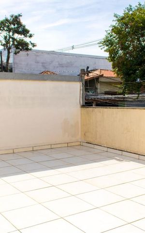 Casa à venda com 268m², 5 quartos e 1 vaga Casa à venda com 268m², 5 quartos e 1 vagaVaranda