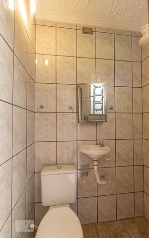 Casa à venda com 231m², 4 quartos e 1 vaga Casa à venda com 231m², 4 quartos e 1 vagaBanheiro de Serviço