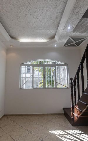 Casa à venda com 231m², 4 quartos e 1 vaga Casa à venda com 231m², 4 quartos e 1 vagaSala