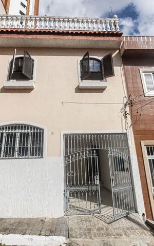 Casa à venda com 231m², 4 quartos e 1 vaga Casa à venda com 231m², 4 quartos e 1 vagaFachada