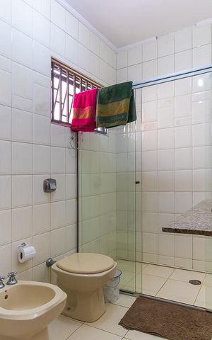 Casa à venda com 185m², 4 quartos e 1 vaga Casa à venda com 185m², 4 quartos e 1 vagaBanheiro social