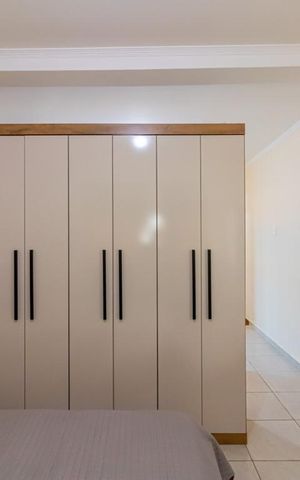 Casa à venda com 350m², 3 quartos e 2 vagas Casa à venda com 350m², 3 quartos e 2 vagasQuarto