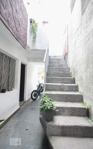Casa à venda com 150m², 5 quartos e 3 vagasEscadas