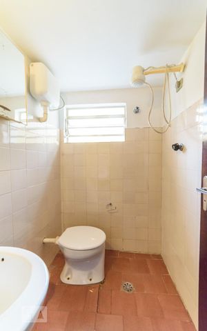 Casa para alugar com 201m², 4 quartos e 4 vagas Casa para alugar com 201m², 4 quartos e 4 vagasEdícula - Banheiro