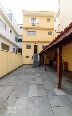 Casa para alugar com 201m², 4 quartos e 4 vagas Casa para alugar com 201m², 4 quartos e 4 vagasQuintal - Fundos
