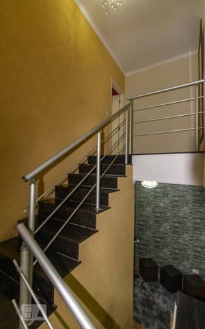 Casa à venda com 180m², 3 quartos e 4 vagas Casa à venda com 180m², 3 quartos e 4 vagasEscada