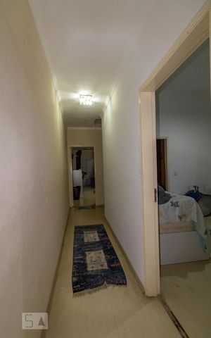 Casa à venda com 180m², 3 quartos e 4 vagas Casa à venda com 180m², 3 quartos e 4 vagasCorredor
