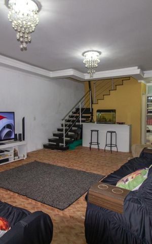 Casa à venda com 180m², 3 quartos e 4 vagas Casa à venda com 180m², 3 quartos e 4 vagasSala