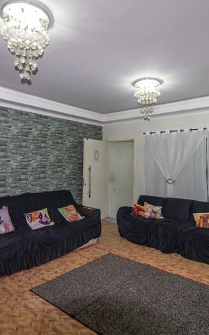 Casa à venda com 180m², 3 quartos e 4 vagas Casa à venda com 180m², 3 quartos e 4 vagasSala