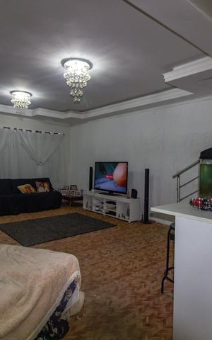 Casa à venda com 180m², 3 quartos e 4 vagas Casa à venda com 180m², 3 quartos e 4 vagasSala