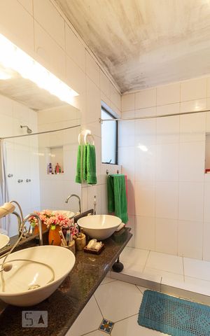 Casa de condomínio à venda com 160m², 4 quartos e 2 vagas Casa de condomínio à venda com 160m², 4 quartos e 2 vagasBanheiro