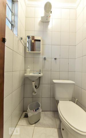 Casa à venda com 190m², 3 quartos e 3 vagas Casa à venda com 190m², 3 quartos e 3 vagasBanheiro de Serviço
