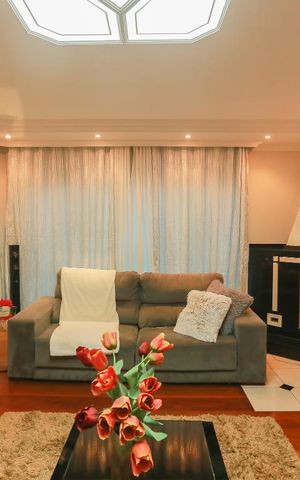 Casa à venda com 400m², 4 quartos e 4 vagas Casa à venda com 400m², 4 quartos e 4 vagasSala de Estar