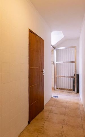 Casa à venda com 200m², 3 quartos e 3 vagasFundos