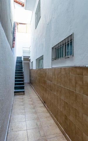 Casa à venda com 200m², 3 quartos e 3 vagasFundos