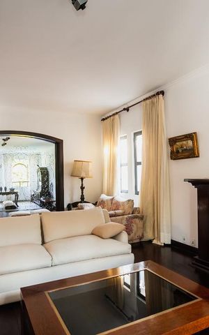 Casa à venda com 450m², 4 quartos e 2 vagas Casa à venda com 450m², 4 quartos e 2 vagasSala