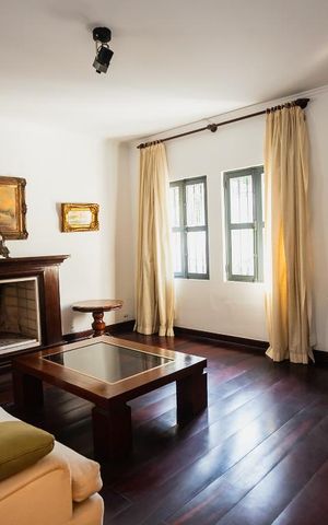 Casa à venda com 450m², 4 quartos e 2 vagas Casa à venda com 450m², 4 quartos e 2 vagasSala