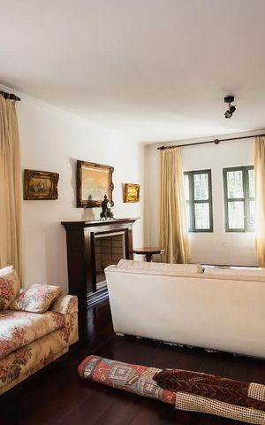 Casa à venda com 450m², 4 quartos e 2 vagas Casa à venda com 450m², 4 quartos e 2 vagasSala