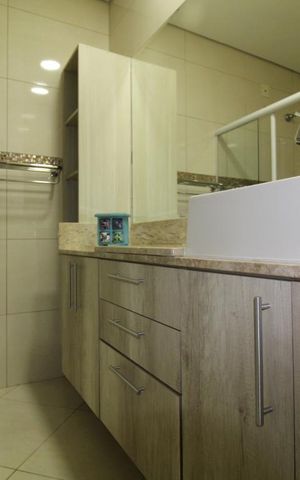 Casa à venda com 200m², 2 quartos e 2 vagasBanheiro suite 1