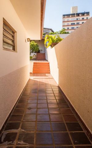 Casa à venda com 258m², 4 quartos e 5 vagas Casa à venda com 258m², 4 quartos e 5 vagasQuintal