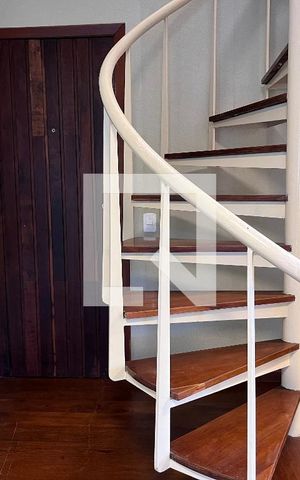 Apartamento para alugar com 70m², 2 quartos e 1 vagaEscada