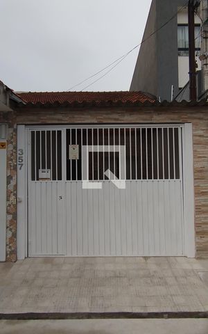 Casa à venda com 100m², 3 quartos e 1 vaga Casa à venda com 100m², 3 quartos e 1 vagaFachada