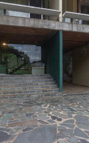 Casa de condomínio à venda com 400m², 4 quartos e 2 vagas Casa de condomínio à venda com 400m², 4 quartos e 2 vagasFachada