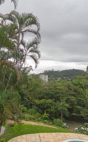 Casa de condomínio à venda com 400m², 4 quartos e 2 vagas Casa de condomínio à venda com 400m², 4 quartos e 2 vagasVista