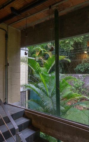 Casa de condomínio à venda com 400m², 4 quartos e 2 vagas Casa de condomínio à venda com 400m², 4 quartos e 2 vagasEscada