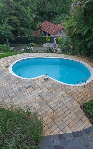 Casa de condomínio à venda com 400m², 4 quartos e 2 vagas Casa de condomínio à venda com 400m², 4 quartos e 2 vagasVista