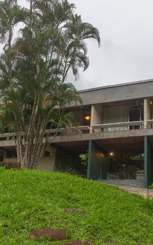 Casa de condomínio à venda com 400m², 4 quartos e 2 vagas Casa de condomínio à venda com 400m², 4 quartos e 2 vagasFachada