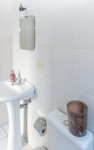 Casa de condomínio à venda com 355m², 4 quartos e 3 vagas Casa de condomínio à venda com 355m², 4 quartos e 3 vagasBanheiro de Serviço