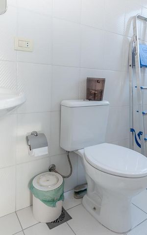 Casa de condomínio à venda com 355m², 4 quartos e 3 vagas Casa de condomínio à venda com 355m², 4 quartos e 3 vagasBanheiro de Serviço