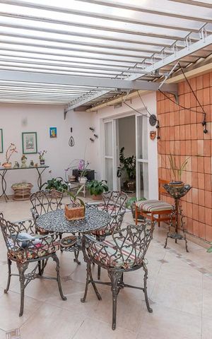Casa de condomínio à venda com 355m², 4 quartos e 3 vagas Casa de condomínio à venda com 355m², 4 quartos e 3 vagasArea Externa