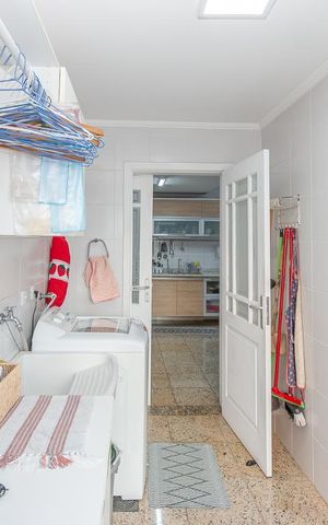 Casa de condomínio à venda com 355m², 4 quartos e 3 vagas Casa de condomínio à venda com 355m², 4 quartos e 3 vagasLavanderia